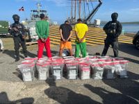 Atrapan 3 venezolanos infraganti traficando 134 paquetes de sustancia desconocida en Baní