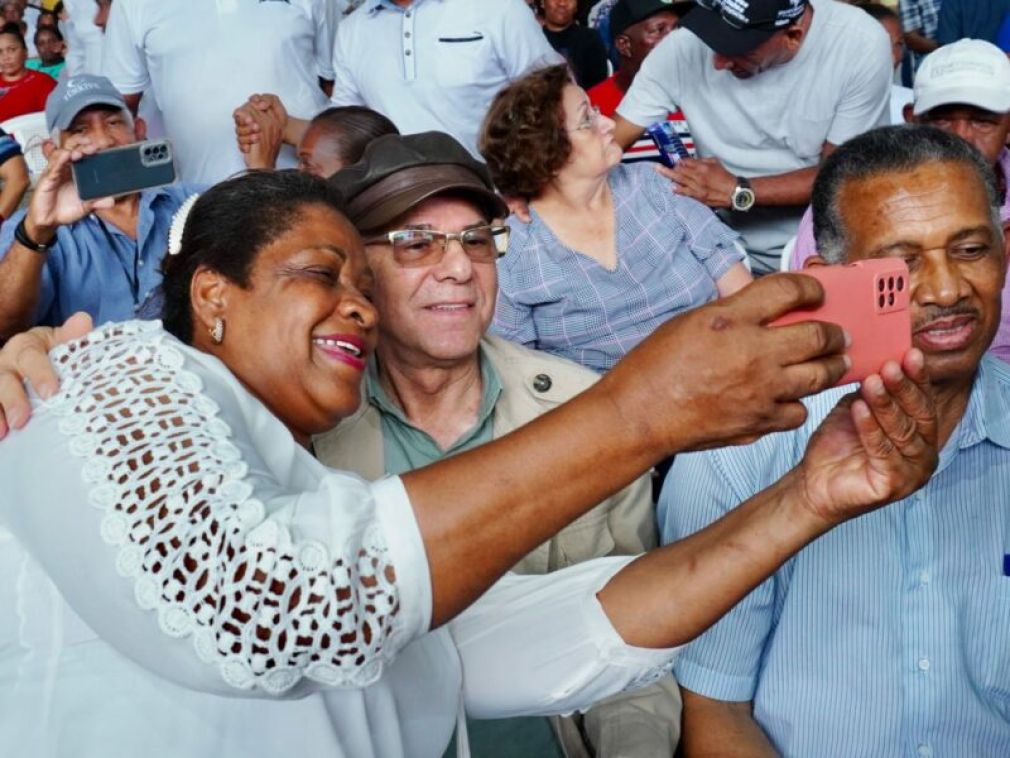 El alcalde Manuel Jiménez y más de 1,000 juntas de vecinos se reunieron para impulsar avances en el municipio.