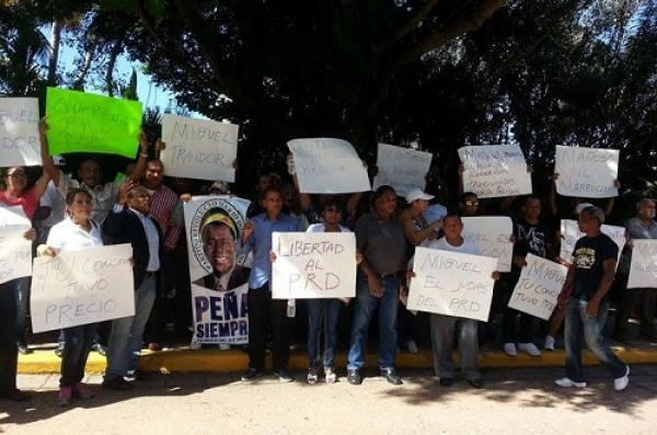 Perredeista en Puerto Rico reciben con protesta a Miguel Vargas