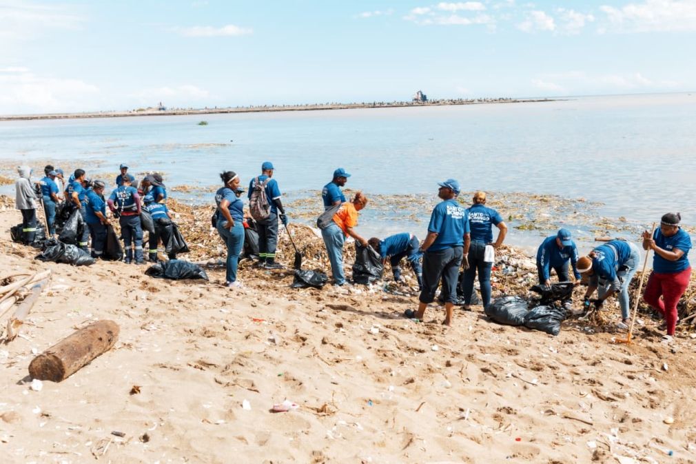 La Alcaldía del Distrito Nacional, Medio Ambiente y otras entidades realizaron la limpieza de la playa Montesinos.