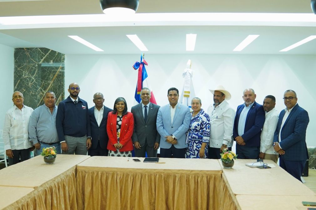 Alcaldes de los municipios fronterizos durante una reunión realizada en la Federación Dominicana de Municipios (Fedomu).