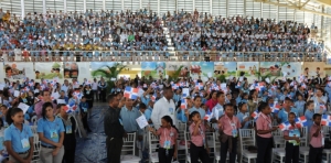 Más de un millar de niños, niñas y adolescentes, acompañaron al presidente de la Cámara de Diputados Abel Martínez, en el acto de puesta en circulación de la Constitución Dominicana Infantil