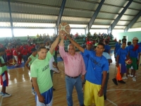Momentos en que el ministro de Deportes, Jaime David Fernández hace el saque de honor en el juego de baloncesto.