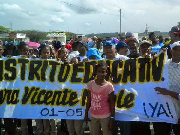 Vicente Noble protestan en demanda del distrito escolar 01-05