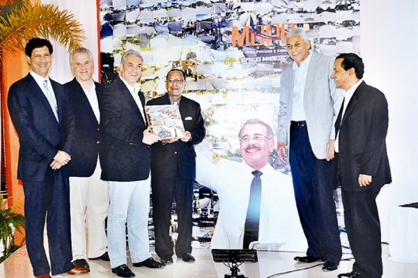 Momento en que el ministro de Obras Públicas y Comunicaciones, Gonzalo Castillo, recibe del señor Abil Peralta el libro Memorias del período 2012-2013, correspondiente al primer año de gestión, le acompañan por los contratistas, el señor Manuel Estrella y Guillermo Alba; el diputado Nelson Guillén, quien fue asesor de la publicación; y el señor Augusto Valdivia, diseñador gráfico y editor de fotografía.