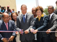 Josefina Pimentel, ministra de educación y el presidente de FONPER, inaugurando el centro.