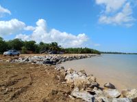 Indrhi coloca enrocado en playa Acapulco de Sabana de la Mar para detener erosión.