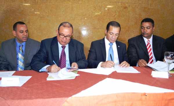 Juan Castillo, Director Ejecutivo de la Fundación Solidaridad y Juan de los Santos, presidente de FEDOMU al momento de firmar el convenio de trabajo conjunto.