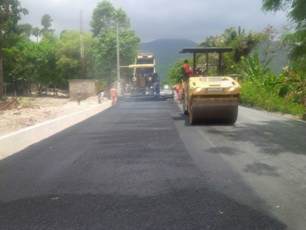 Programa de asfaltado llega a Paraíso de Barahona:  