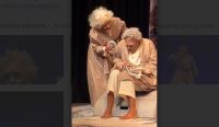 Elvira Taveras y Orestes Amador en actuación de Dos viejos pánicos (Virgilio Piñera) en la Sala Ravelo del Teatro Nacional.