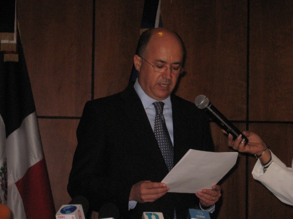 Francisco Domínguez Brito, lee el documento de solicitud de revocación del archivo definitivo que favoreció al senador Félix Bautista