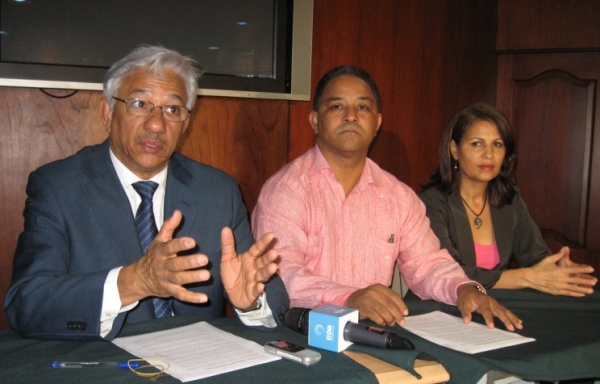 Osvaldo Soriano, hace el anuncio del diplomado en compañia del presidente del CDP Aurelio Henríquez y la secretaria general de ADOMPRETUR Zonia Tejada