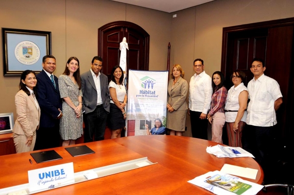 A la Licda. Fabián le acompañaron la Arq. Nadia Tejeda, Gerente de programas, Juan Mendoza, Gerente Financiero y Administrativo, Gina Vera, Coordinadora Desarrollo de Recursos, y Johnny Bidó, Coordinador de Comunicaciones e Incidencia de Hábitat Dominicana. Por parte de UNIBE asistieron también la Decana de Asuntos Internacionales e Interinstitucionales, Loraine Amell, El Director y la Coordinadora de la Escuela de Arquitectura, Elmer Gonzalez, y Lorena Tezanos, la Directora del Departamento de Servicio Comunitario, Jaquelin Alvarez, y el Coordinador de la Maestría en Diseño Sostenible de la EGRU UNIBE, Marcos Barinas.