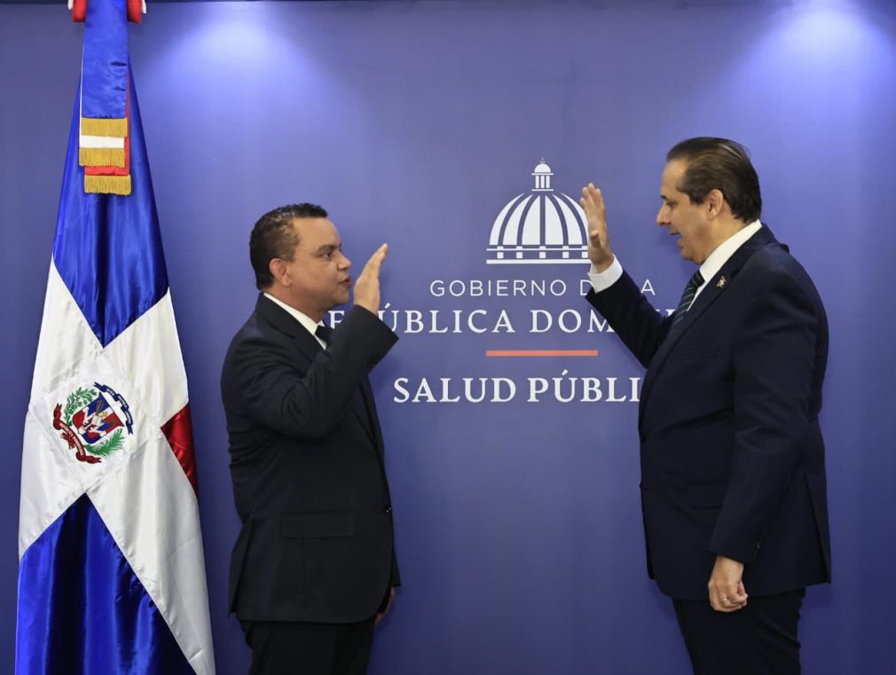 La juramentación la llevó a cabo el ministro de Salud Pública, Víctor Atallah.