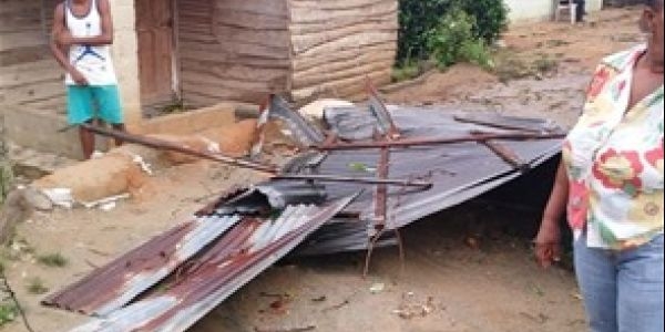 Ventarrón y lluvias afectan varias viviendas en Loma de Cabrera: