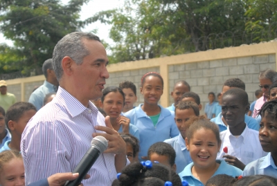 El director ejecutivo del Instituto Nacional de Aguas potables y Alcantarillados, Alberto Holguín, se dirige a los estudiantes de la escuela pública La Majagua. 