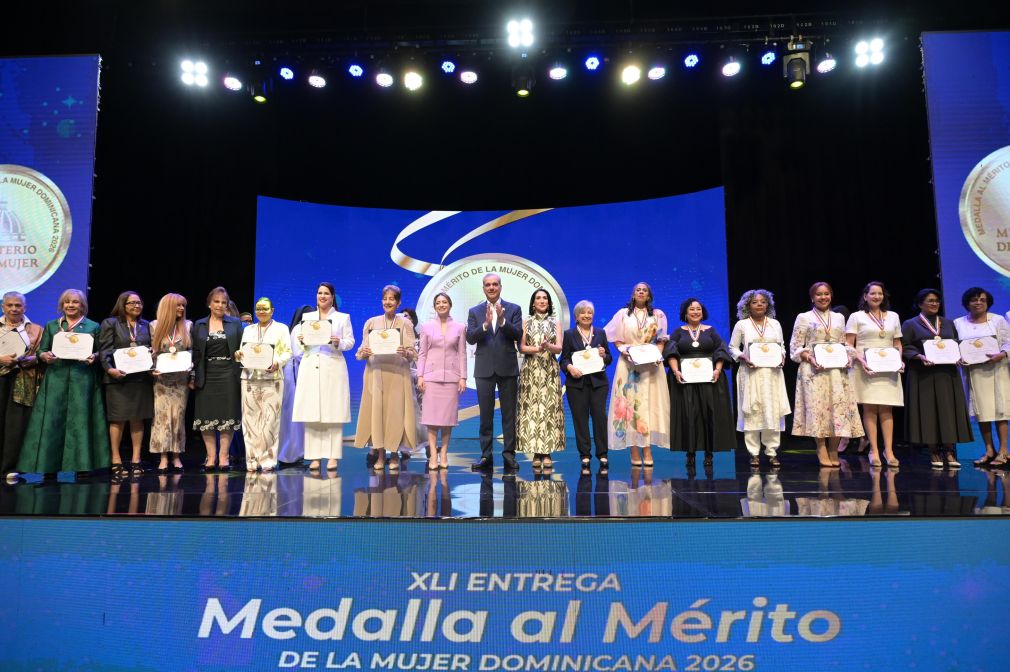 La jornada finalizó con la entrega de un reconocimiento a Minerva Mirabal.