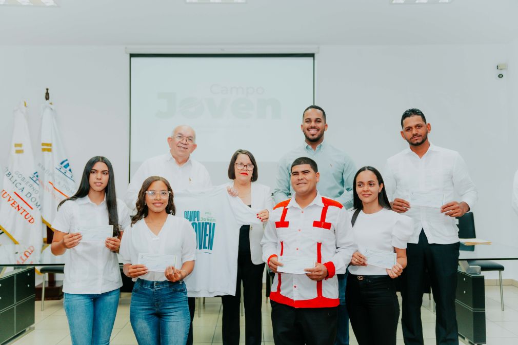 El Ministerio de la Juventud y el Banco Agrícola iniciaron la entrega de los financiamientos del proyecto “Campo Joven”, el cual contempla RD$100 millones a tasa cero para jóvenes del campo dominicano con proyectos agropecuarios.