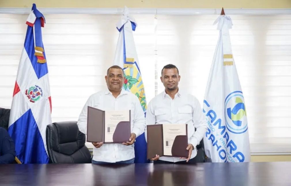 El acuerdo fue firmado el martes 9 de junio durante un acto encabezado por el alcalde Míctor Fernández de la Cruz y el presidente de la Cámara de Comercio, Daniel Santos Alcántara.