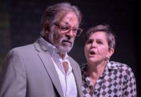 Gianni Paulino (Alex)  y Henssy Pichardo (Antonio) en Doble o nada, montada en Teatro Lope de Vega. Foto de la producción.