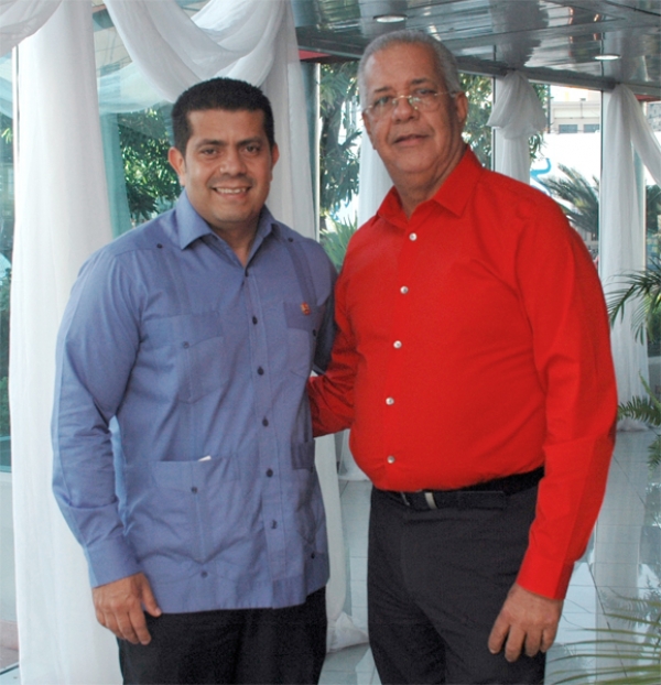 Embajador de Venezuela acreditado en el país, Alberto Castellar Padilla, junto al alcalde del Ayuntamiento de Baní.