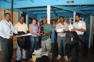 Diputada Noris Medina entrega herramientas y botas a la Defensa Civil y Cuerpo de Bomberos de Barahona