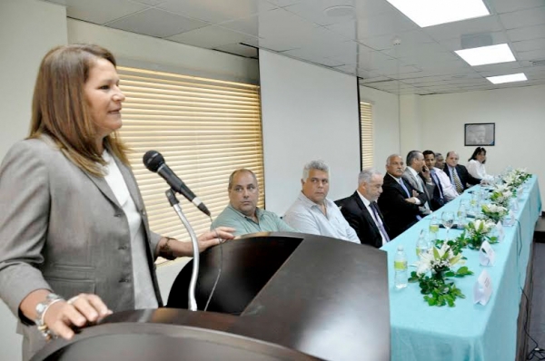 Bernardita García Smester, directora de la Fundación Wiche García Saleta, da detalles del festival acuático en Azua.