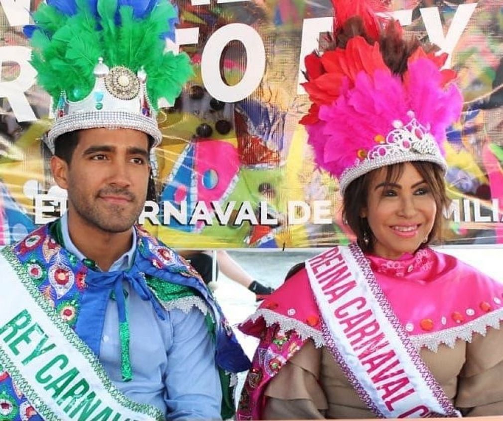 El doctor Luis Cruz Camacho y la periodista Ada Guzmán son los reyes del Carnaval Cristo Rey 2022.
