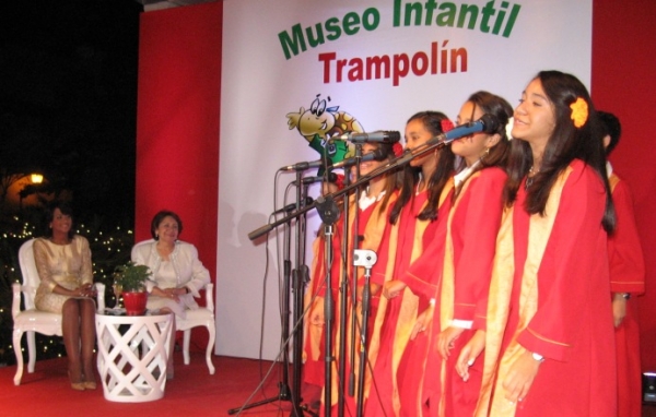 Las dos primeras damas sonrien y disfruan del coro Armonia Kids, que amenizaron con cánicos de la temporada el cóctel benéfico del Museo Infantil Trampolin
