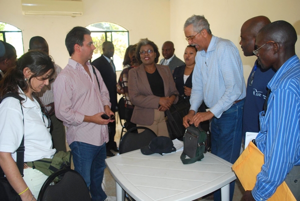 Representantes de de la ACNUR en el país, encabezados por Gonzálo Vargas Llosa, quienes de inmediato ofrecieron la ayudas necesarias para agilizar el proceso de documentación.