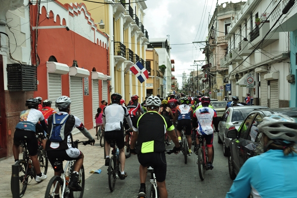 Decenas de ciclistas de todas las edades y de diferentes sexo se pasearon por la Ciudad de Santo Domingo aprovechando el feriado por celebrarse el Día de las Mercedes.