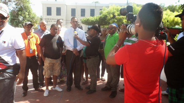 Periodista sostienen encuentro con gobernador de Pedernales  