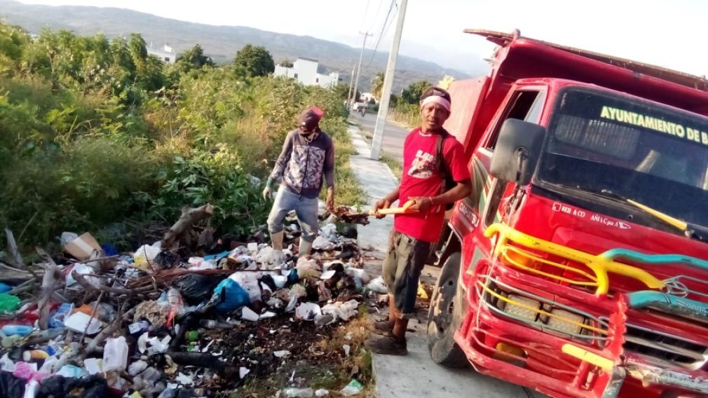  Alcaldía de Barahona retira vertederos improvisados de las vías públicas.