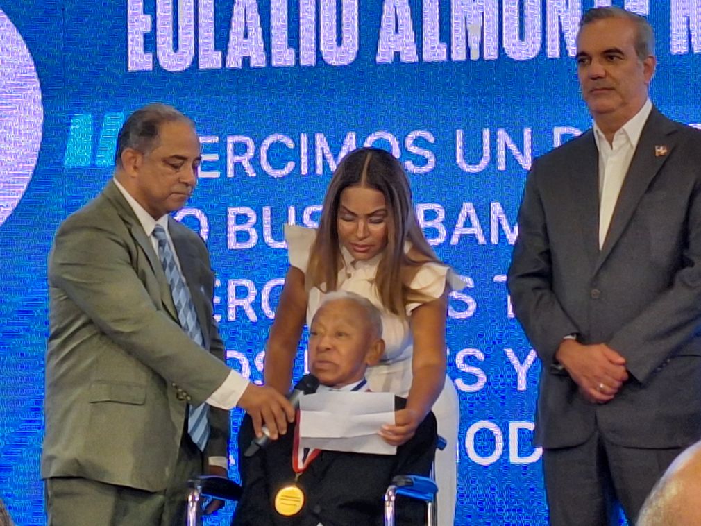 El premio de Libertad de Prensa fue entregado a Eulalio Almonte Rubiera.