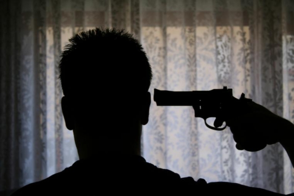 Hombre amenaza con darse undisparo