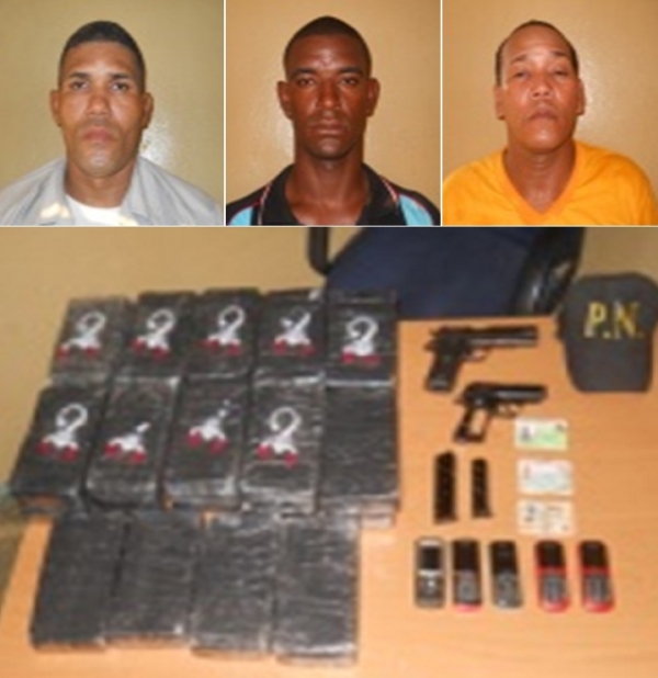DNCD arresta teniente y ex raso del Ejército con 24 paquetes cocaína durante operación en Azua