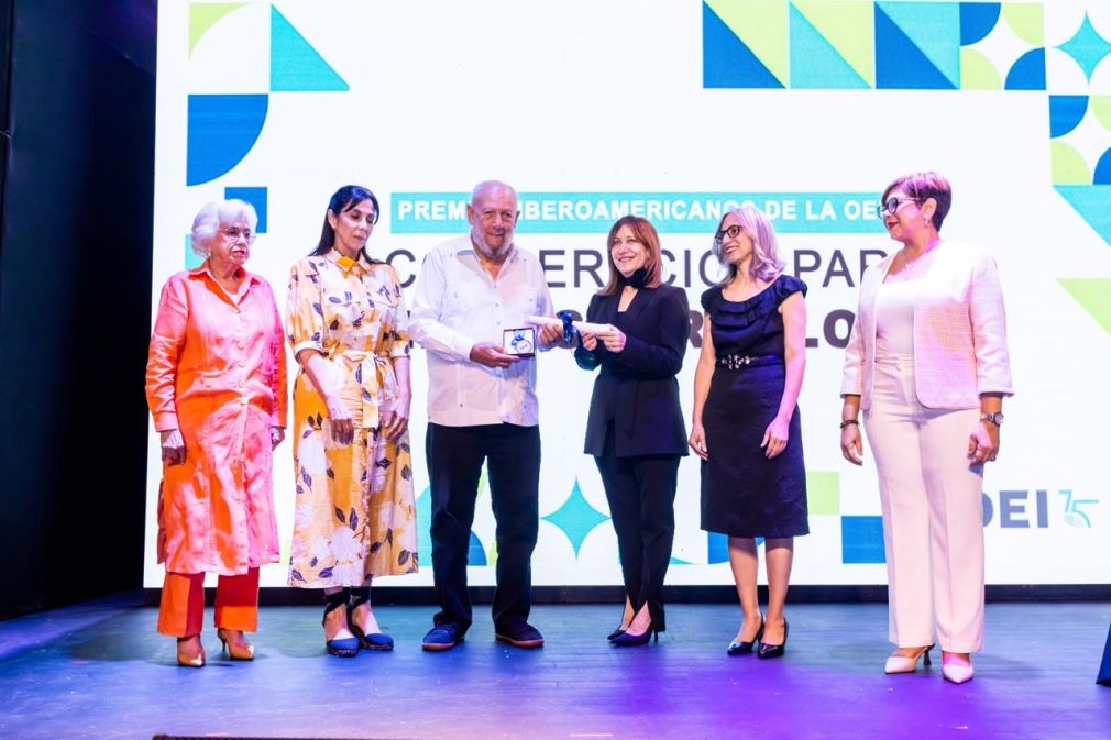 El acto de entrega se celebró en la sede de Casa de Teatro en la Ciudad Colonial y reunió a personalidades del ámbito diplomático, cultural, académico, así como a autoridades del país. 