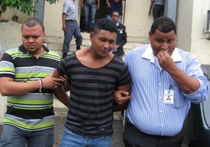 Robert Quezada (el compa), momntos en que era llevado a la celda  del palacio de la policia nacional.