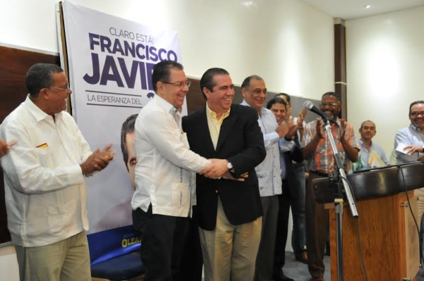 Francisco Javier durante rueda de prensa acompañado de los dirigentes de su proyecto de la región norte y del empresario Arnulfo Gutiérrez. 