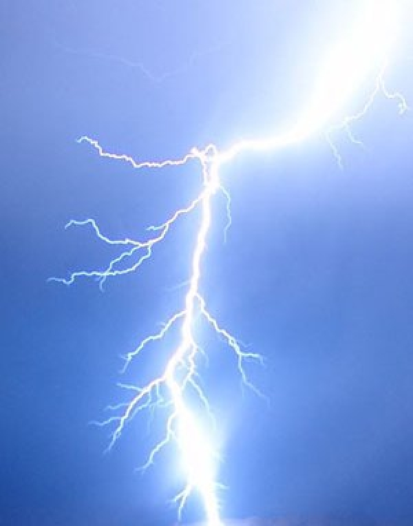 Descarga eléctrica atmosférica deja un muerto y un herido
