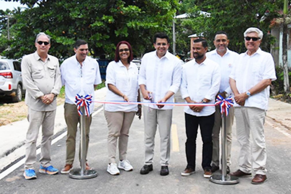 El ministro de Turismo David Collado corta la cinta simbólica para dejar inaugurada las obras viales en Las Terrenas, Samaná.