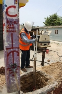 Técnicos de EDE Este instalando postes eléctricos en Villa Hermosa.