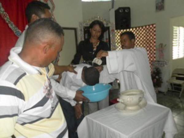 Bautismo católico en parroquia Santo Domingo de Guzmán de Comedero Arriba, Cotuí.
