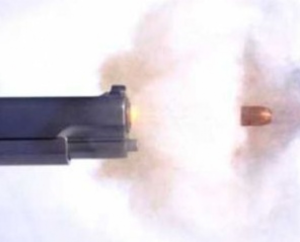 Hombre mató concubina supuestamente al escapársele disparo mientras limpiaba arma de fuego