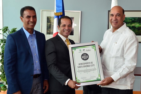 Ministerio de Medio Ambiente reconocen a alcalde de Santo Domingo Este:  