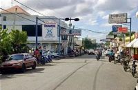 La foto muestra una de las calles céntricas de este municipio, en donde las tandas de apagones se han recrudecido en los últimos dos años. Foto Rafael Santos.