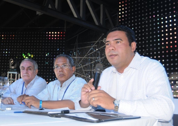 Rafael Barón Duluc Rijo. A su lado los periodistas Manuel Quiroz y José Tejada Gómez.