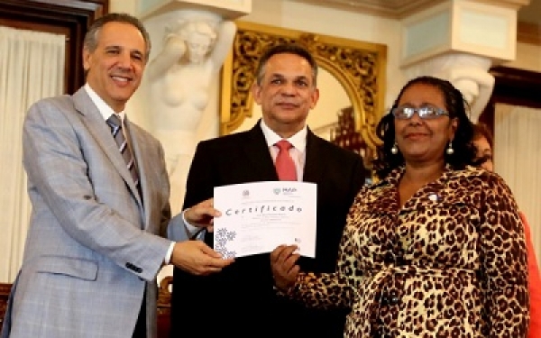 Gobierno reconoce a servidores públicos por méritos en beneficio del país
