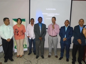 Julián Roa, presidente de la Asociación Dominicana de Regidores, ASODORE, junto a regidores de la Región Cibao Sur. 