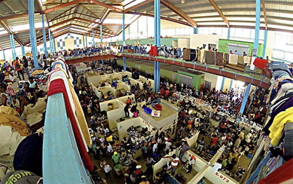 Vista interior del mercado de Dajabón. Foto: quemashago.com 